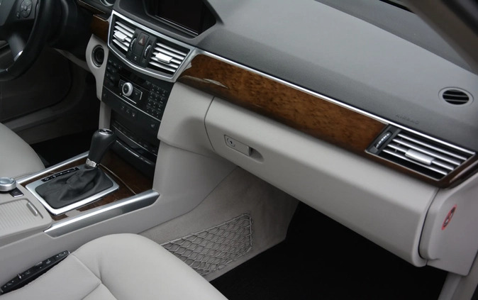 Mercedes-Benz Klasa E cena 49900 przebieg: 278000, rok produkcji 2010 z Łobez małe 379